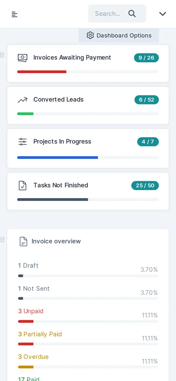 Das CRMiUS-Dashboard auf einem Smartphone-Bildschirm, Zähler und Rechnungsübersichten untereinander in einer Spalte